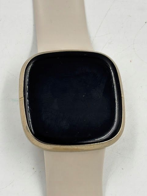 uszkodzony smartwatch fitbit beżowy bluetooth