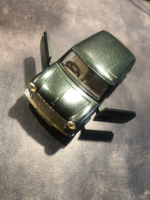 Mini After Eight, ciemnozielony metalik z szarym wnętrzem  1::36 model