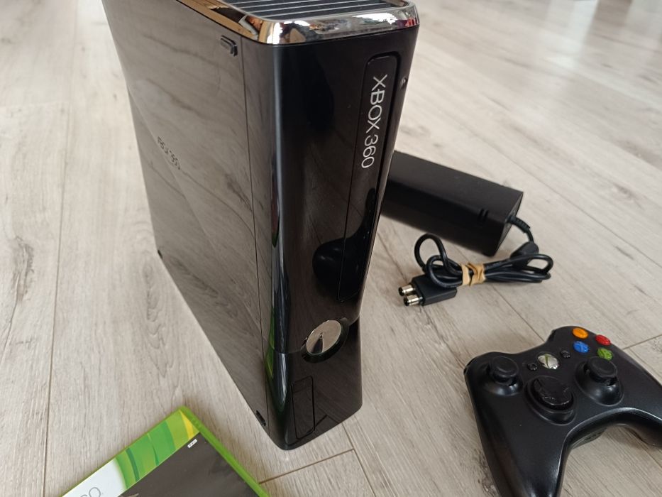 Konsola Xbox 360 Slim E 250gb pad bezprzewodowy 2 gry