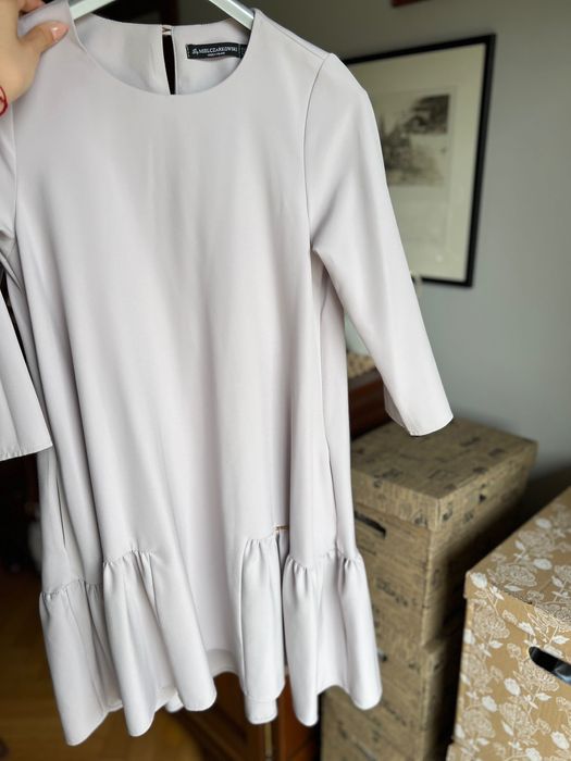 Liliowo popielata sukienka wizytowa By Mielczarkowski