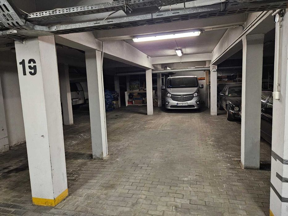 Koniec z szukaniem miejsca na ulicy! 38m² na 3 auta – Szablowskiego 3