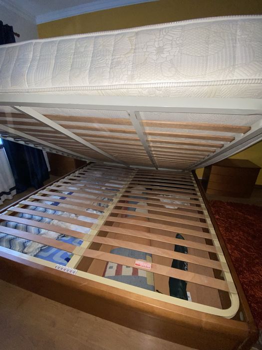 Cama casal XL com mesas de cabeceira