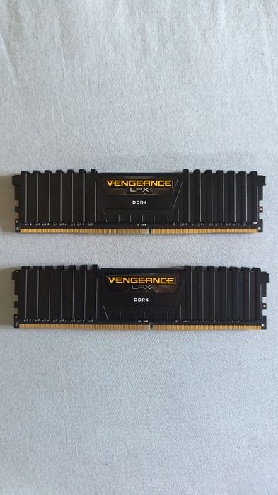 Memorias Ram Corsair Vengeance LPX (8GB x 2)- DDR4 / 2400 Mhz