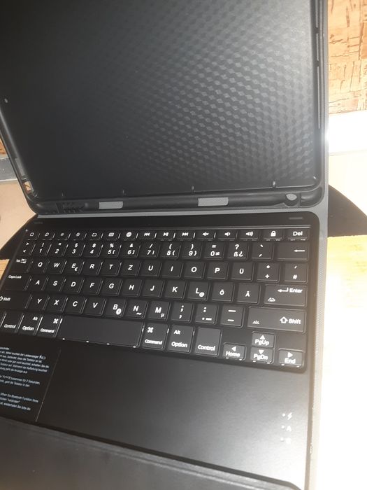 Чехол с клавиатурой  к айпаду 10.2