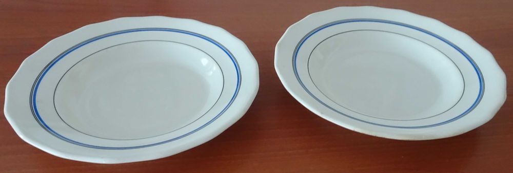 Pratos de Faiança Fina Aba Recortada da Fábrica Cerâmica da Madalena