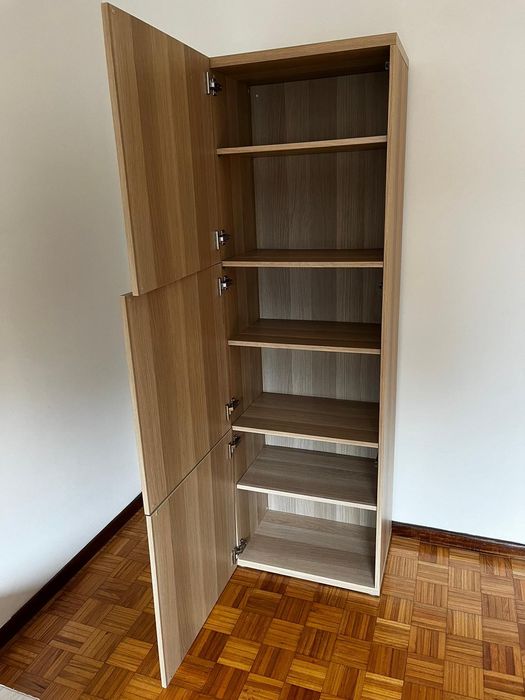 Móvel estante em madeira c/ 3 portas