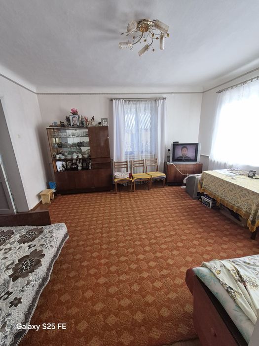 Продаж будинку поряд з містом