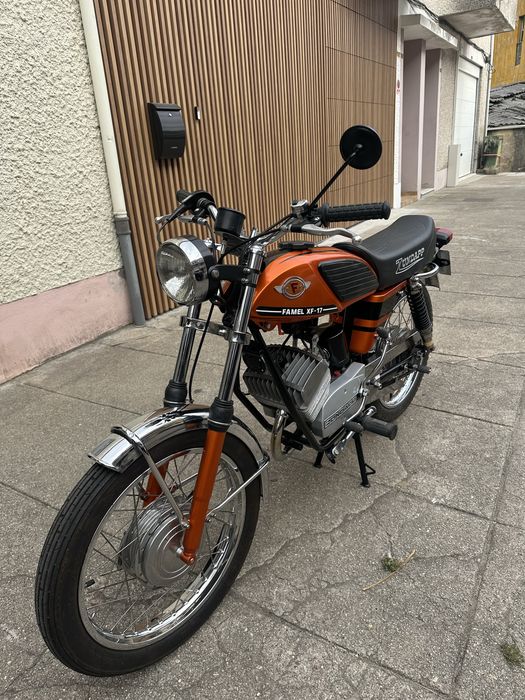 Motorizada XF17 restaurada ao pormenor