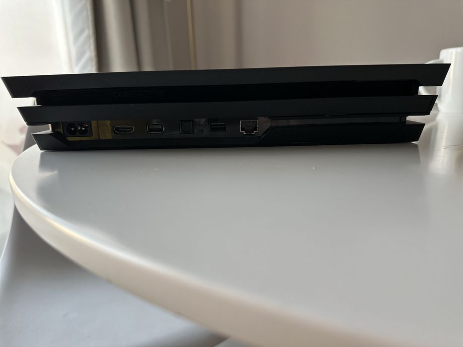 PlayStation 4 Pro 1TB + 2 pady