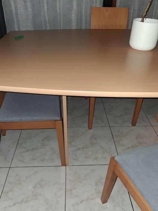 Mesa de jantar mais 4 cadeiras