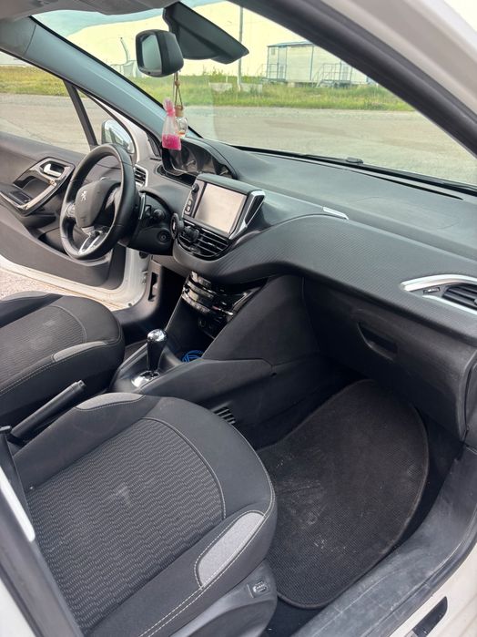 Продаю авто Peugeot 208 2016