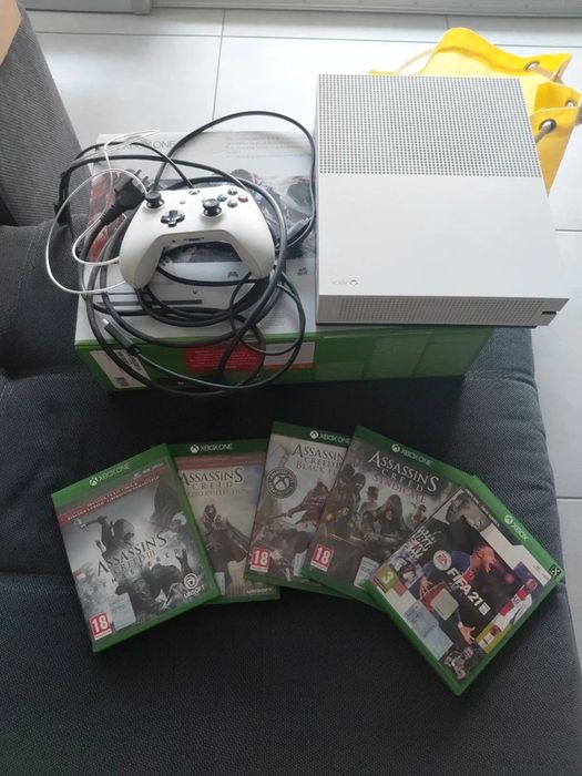 Xbox One S com Comando e 5 Jogos