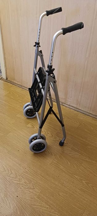 składany chodzik z siedziskiem w  bardzo dobrym stanie