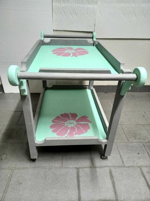 Mesa de apoio com rodas