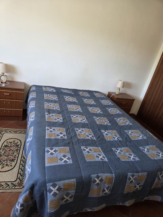 Cama de madeira maciça e colchão