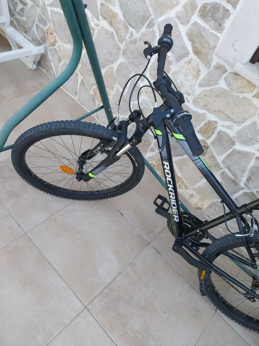 Bicicleta roda 24 em bom estado tem algumas marcas de uso.
