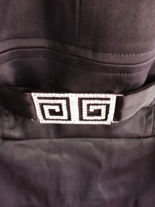 Vestido de festa preto com decote em V