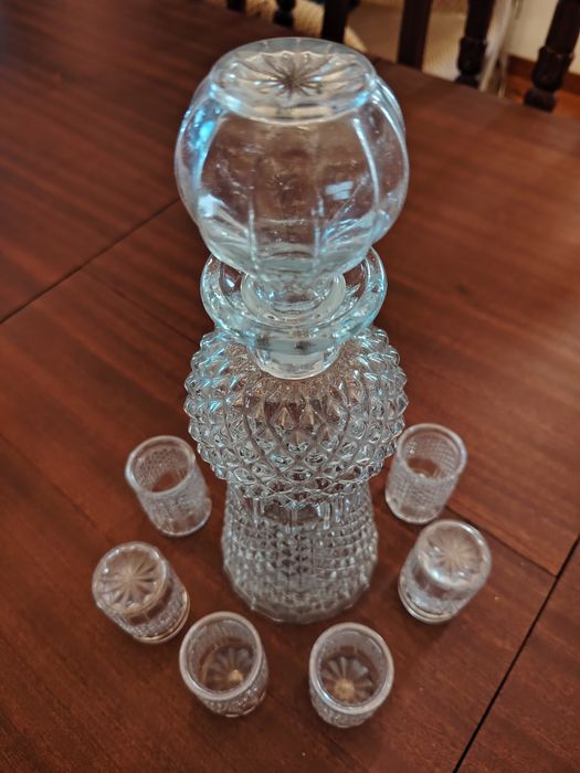 Garrafa de Vidro para Licores e 6 Copos