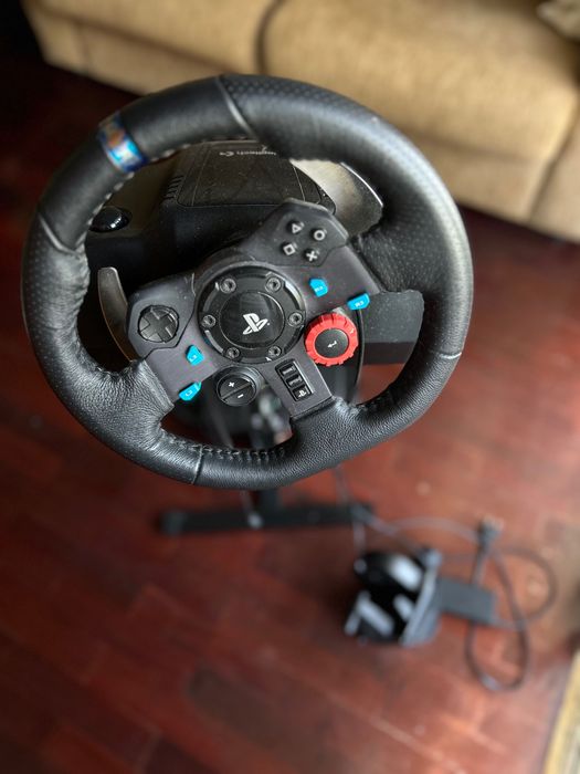 Volante Logitech com mudanças e pedais