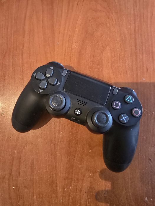 PlayStation 4 com 1 jogo e 1 comando