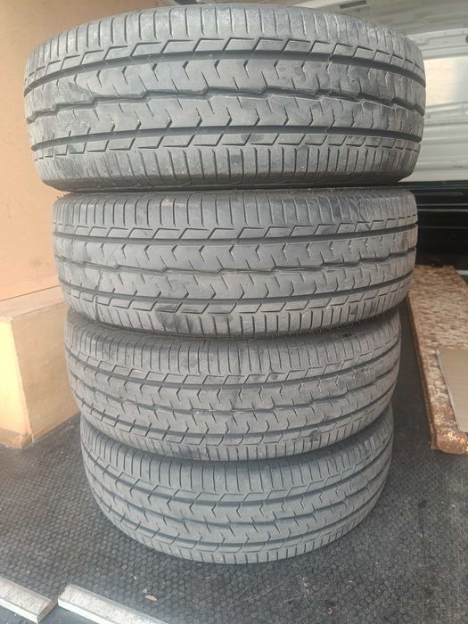 Pneus Toyo com 4000km para carrinha comercial tipo Renault Traffic