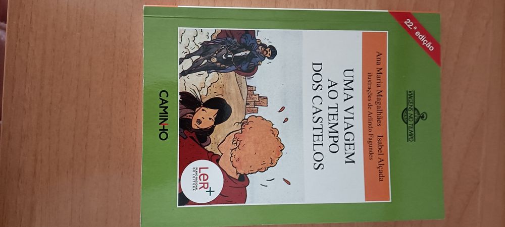 Livro "Uma viagem ao tempo dos castelos",  Ana M. Magalhães e outra