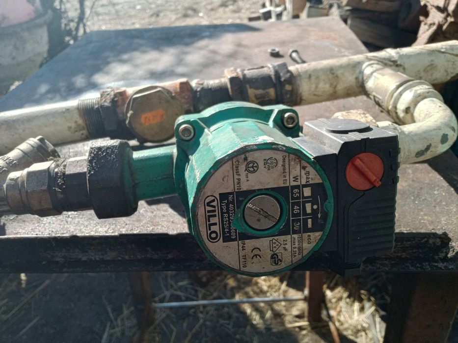 Продам водяний насос із кранами і колінами один день був в роботі