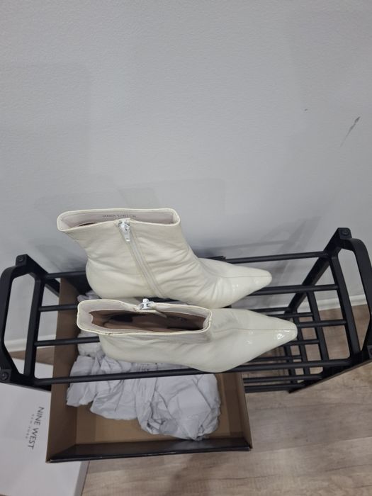 Buty białe lakierowane za kostkę