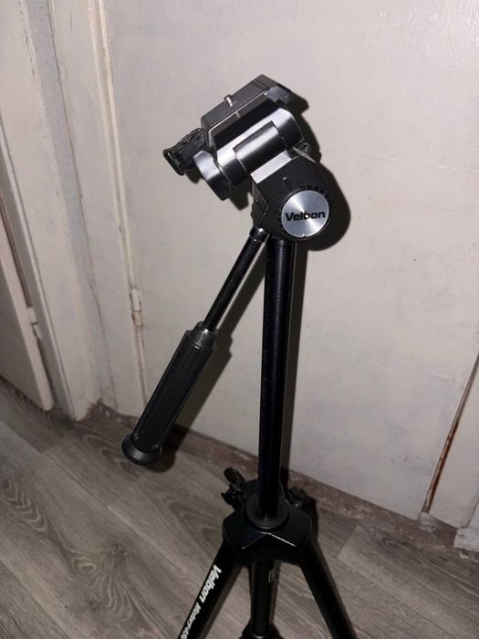 Продам 2 штативи для фотокамери .