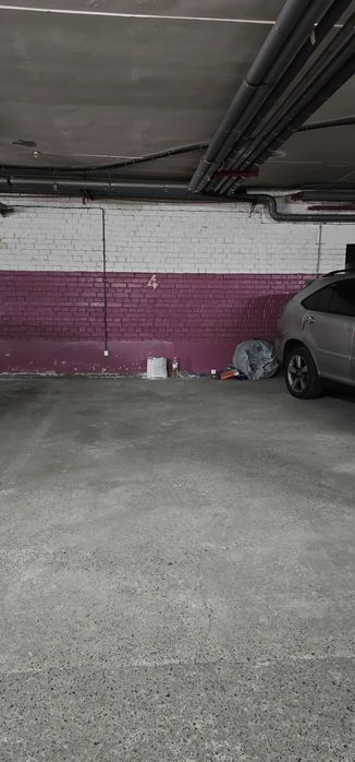 Продаю паркомісце Коновальця