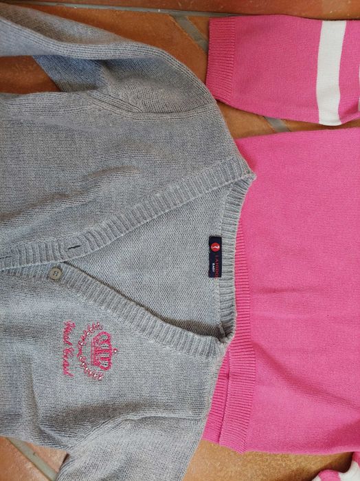 Várias peças de roupa de menina entre os 12 e os 36 meses