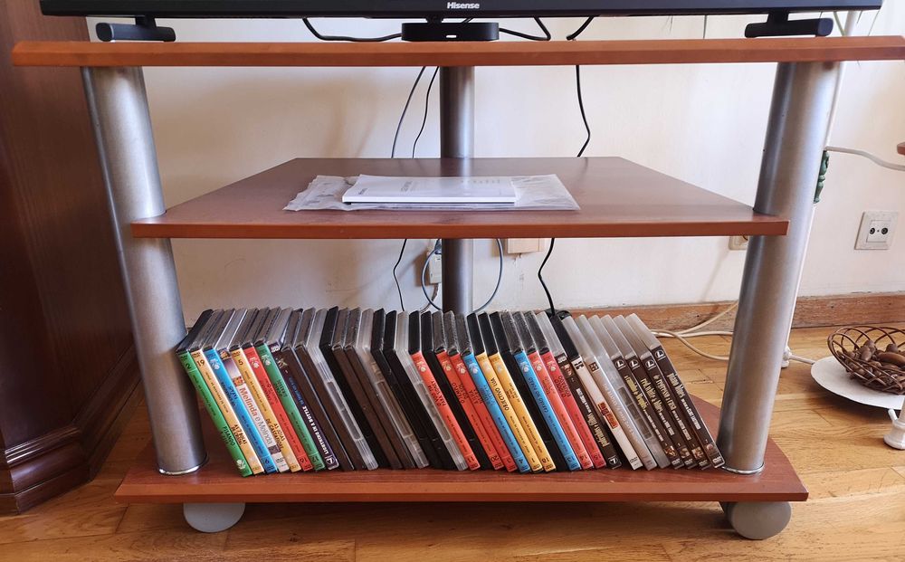 Televisao Panasonic e mesa de apoio