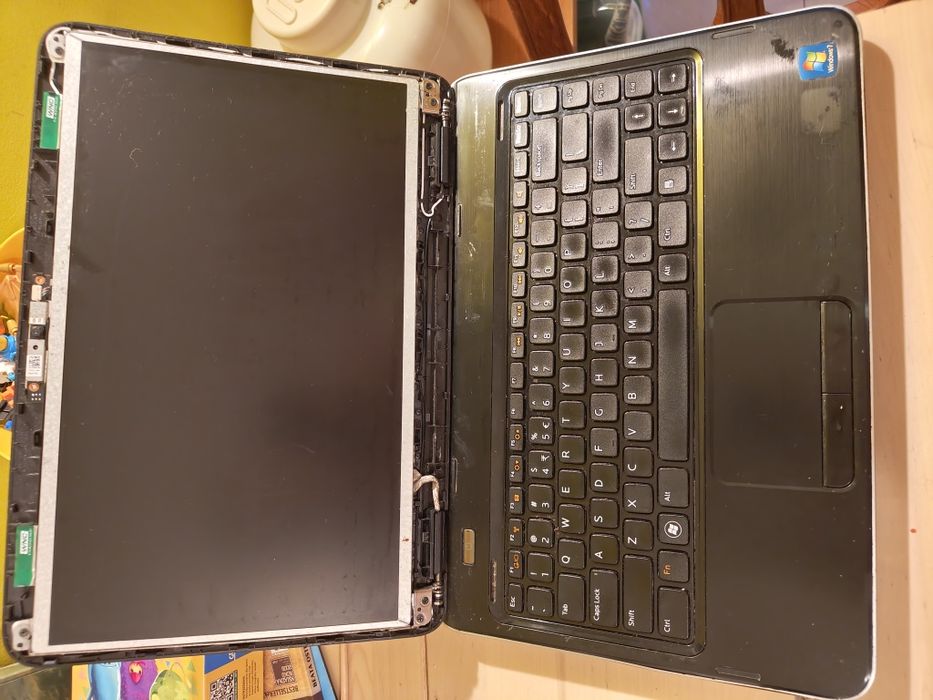 Dwa laptopy na części Toshiba i Dell