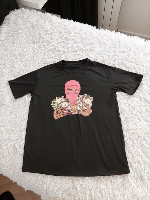 T-shirt dziewczyna w kominiarce z dolarami