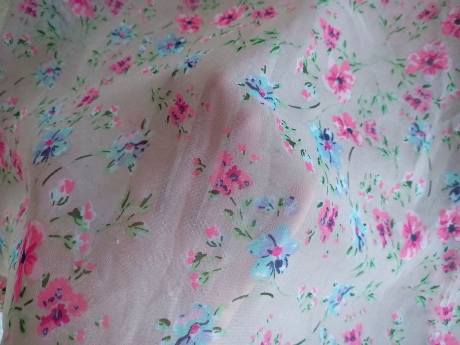 Бежевая блузка в мелкий цветочек