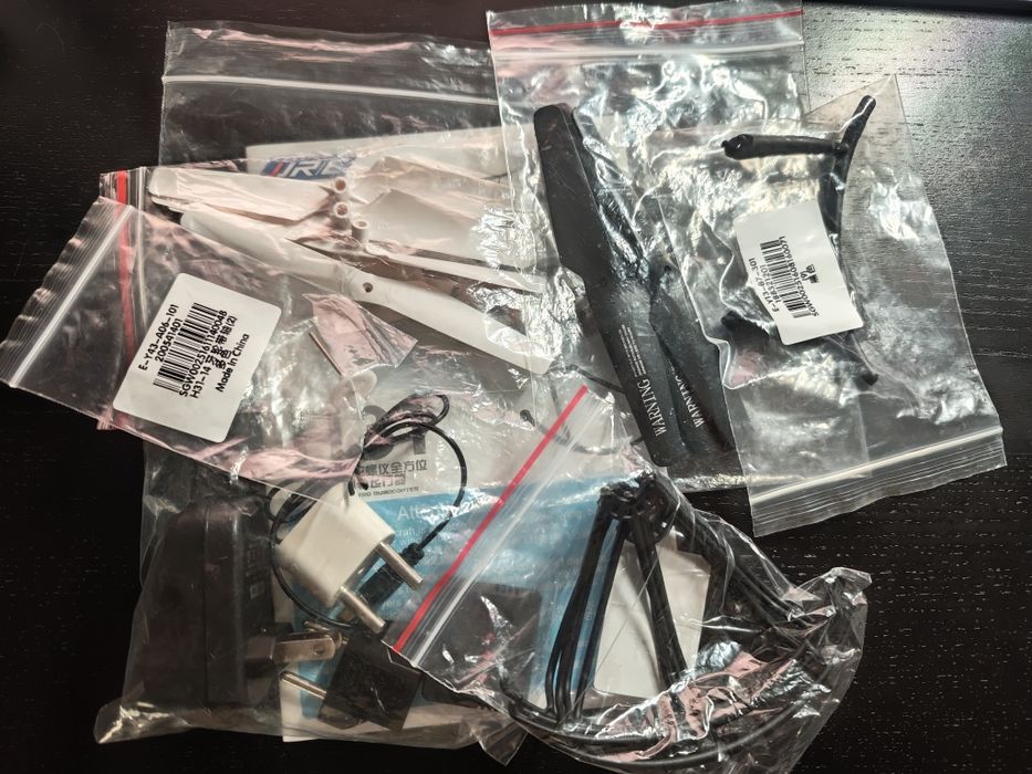 2 Drones com vários acessórios