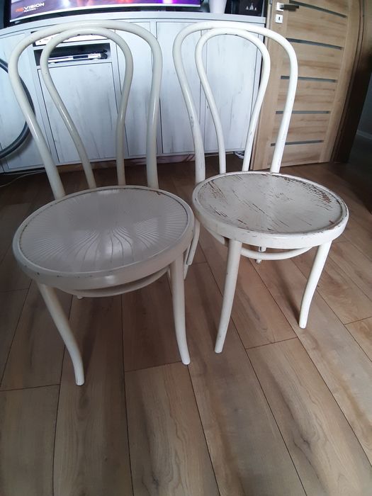 Dwa białe krzesła prl