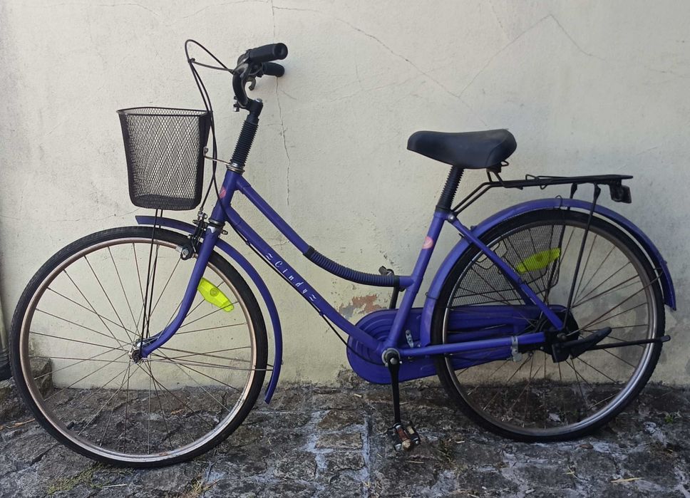 Bicicleta pasteleira e bicicleta feminina