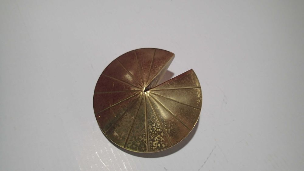 Pisa papeis em Bronze