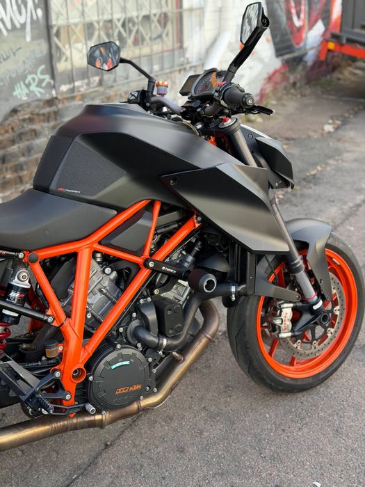 Мотоцикл KTM 1290 Super Duke R 2016 рік