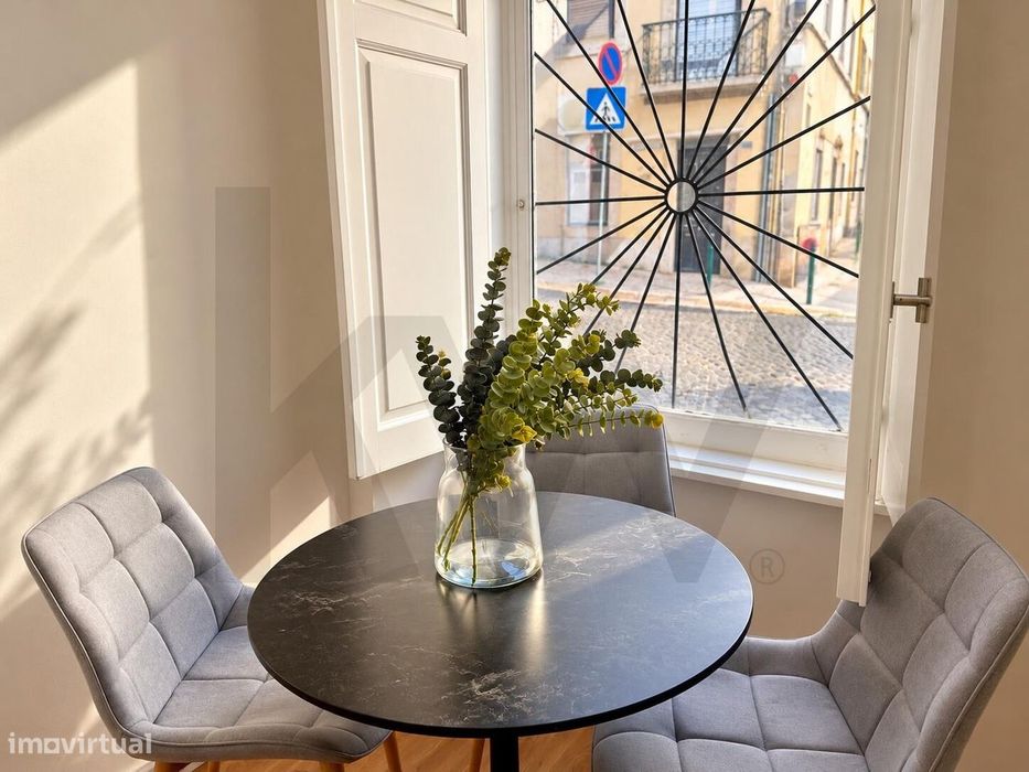 Apartamento T2 Renovado com Terraço de 20 m2 | Penha de França | Lisbo