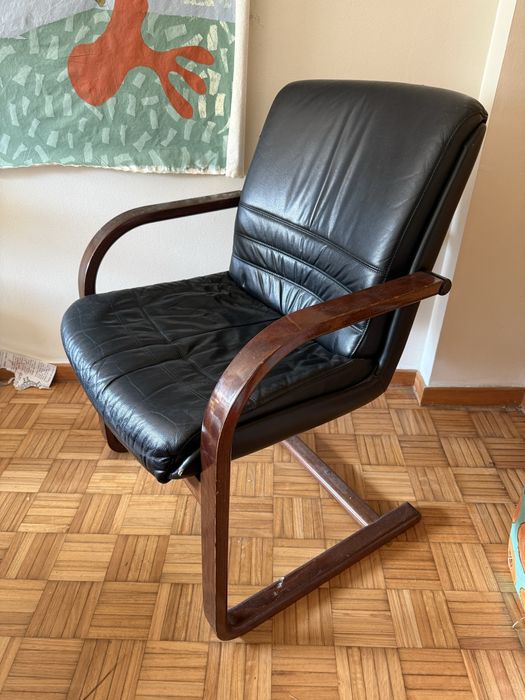 Cadeirão vintage estilo cantilever em madeira e pele