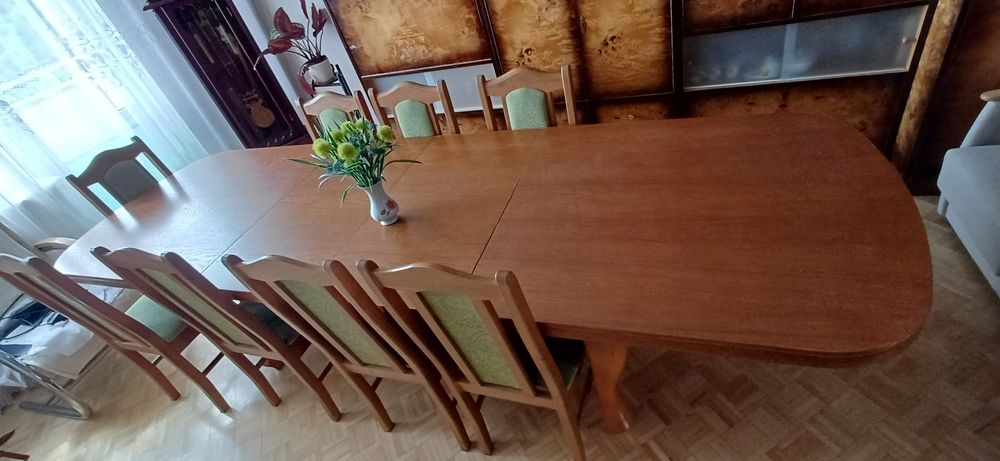 Duży stół jadalniany z 8 krzesłami