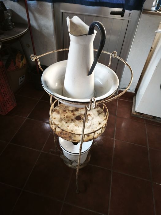 Lavatório antigo em ferro e loiça