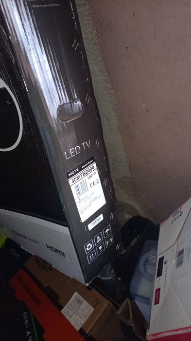 Telewizor Metz + uchwyt na ścianę