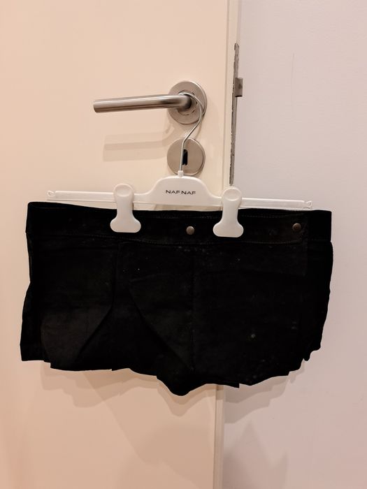 Saia curta preta em pele