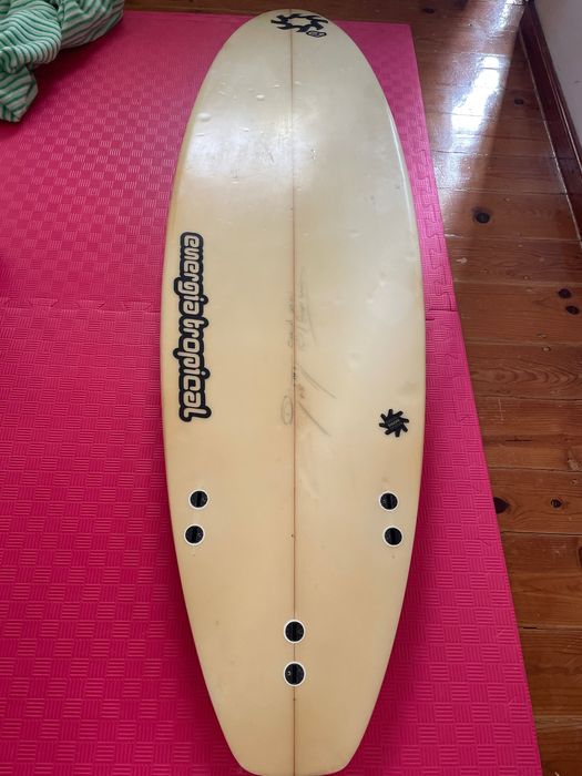 Material completo para surf. Prancha 6.3, capa, roupa de borracha.