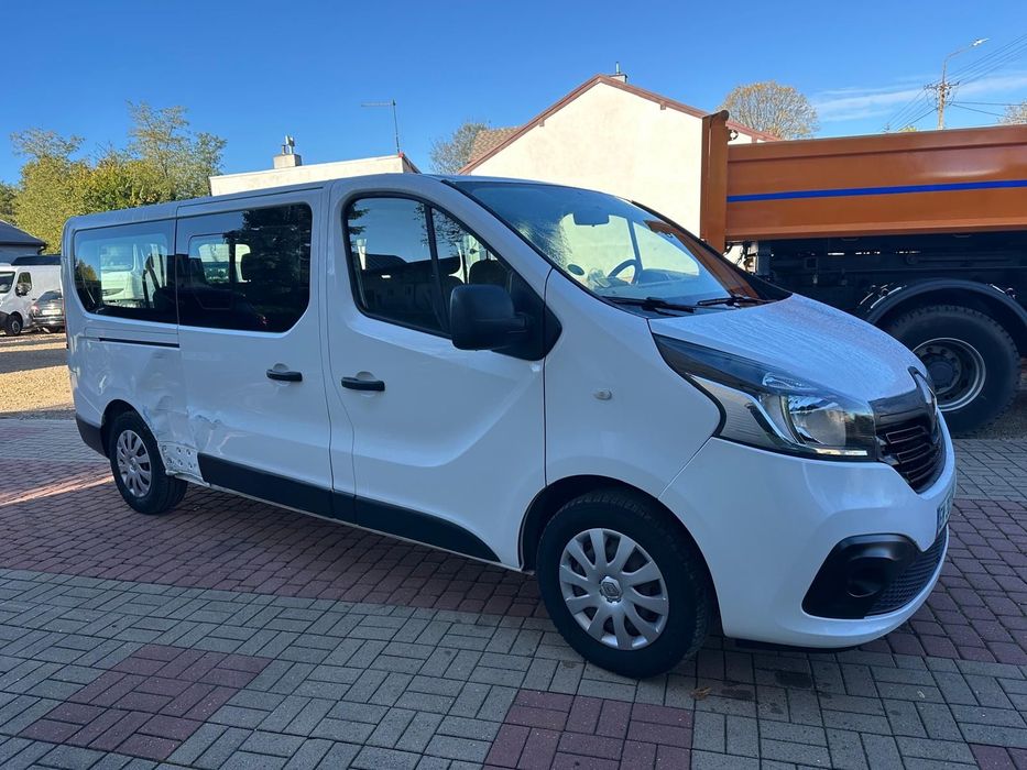 Renault Trafic Long 9 osób