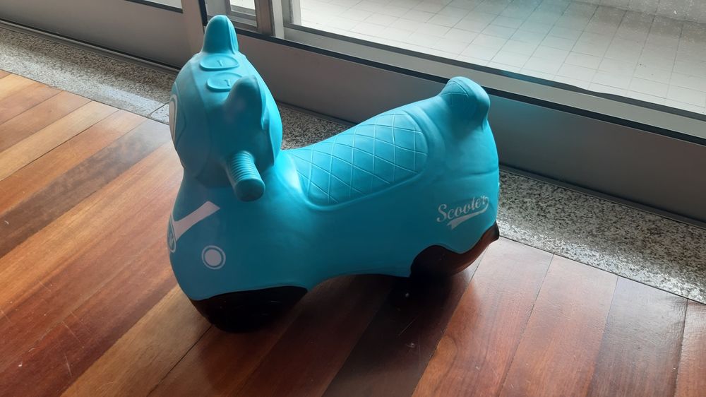 Bouncing inflatable scooter64586476317570122
