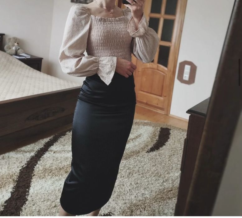Атласна спідниця